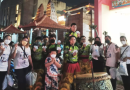 Cap Go Meh Meriah dengan Pembagian Sample Produk QL Cosmetik Gratis di Kelenteng Ba De Miao