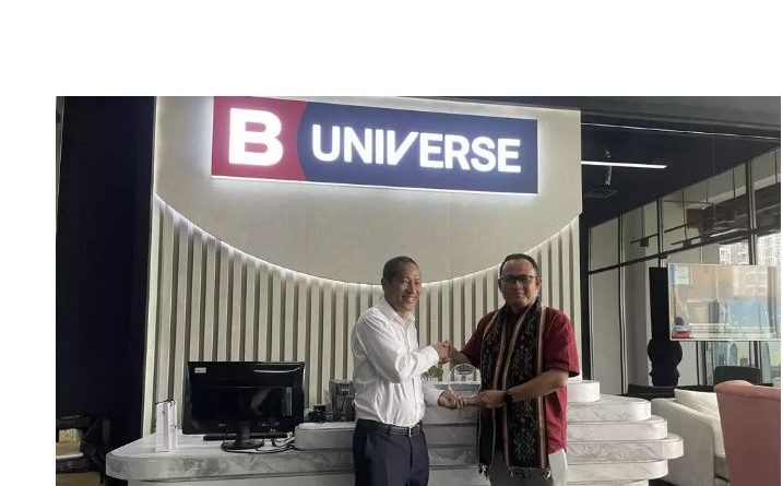 Counsellor dari Embassy of the Democratic Republic of Timor Leste, Domingos Savio (kiri) dan Pemred Beritasatu.com Sukri Rahmatullah (kanan) di kantor B-Universe, Tokyo Hub PIK 2, Tangerang, Banten, Kamis 16 April 2026. (Beritasatu.com/Monique Handa Shafira)