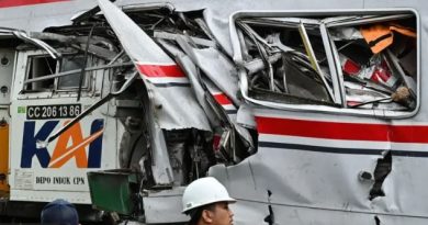 Tabrakan Maut Kereta Api di Bekasi, 15 Tewas