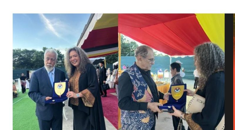 Cendera Mata BNPP RI untuk Presiden dan PM Timor Leste Cendera Mata BNPP RI untuk Presiden dan PM Timor Leste