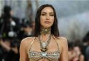 Irina Shayk Hanya Mengenakan Perhiasan Sebagai Atasan